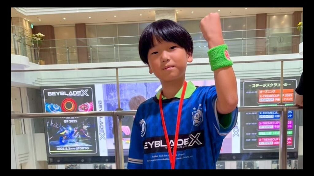 GP2025会場でガッツポーズをする13-ミナト選手（ベイブレードX）