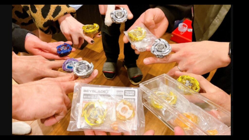 G1大会優勝者景品ブレードなどを手に持っている様子