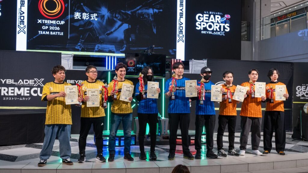 決勝トーナメント進出の上位3チームの記念写真