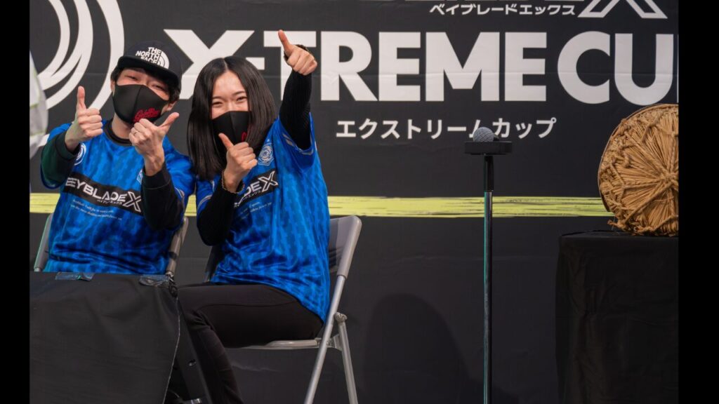 ウメダ選手ととんちゃん選手が2人のツーショット写真