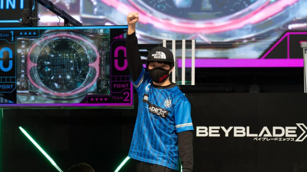 とんちゃん選手がバトルに勝利しガッツポーズした瞬間