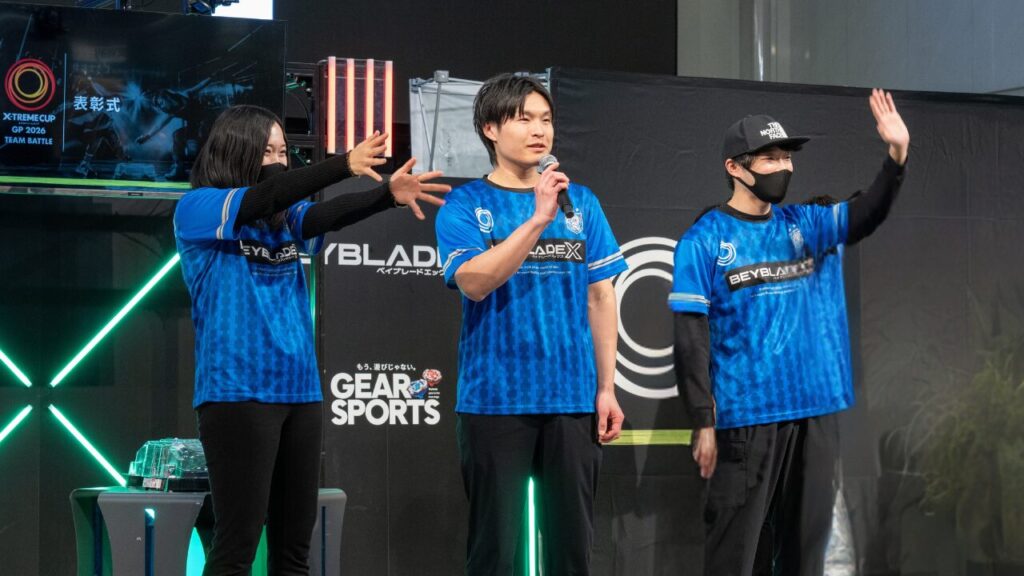 Go for Beyの３人が優勝して、喜ぶ姿。