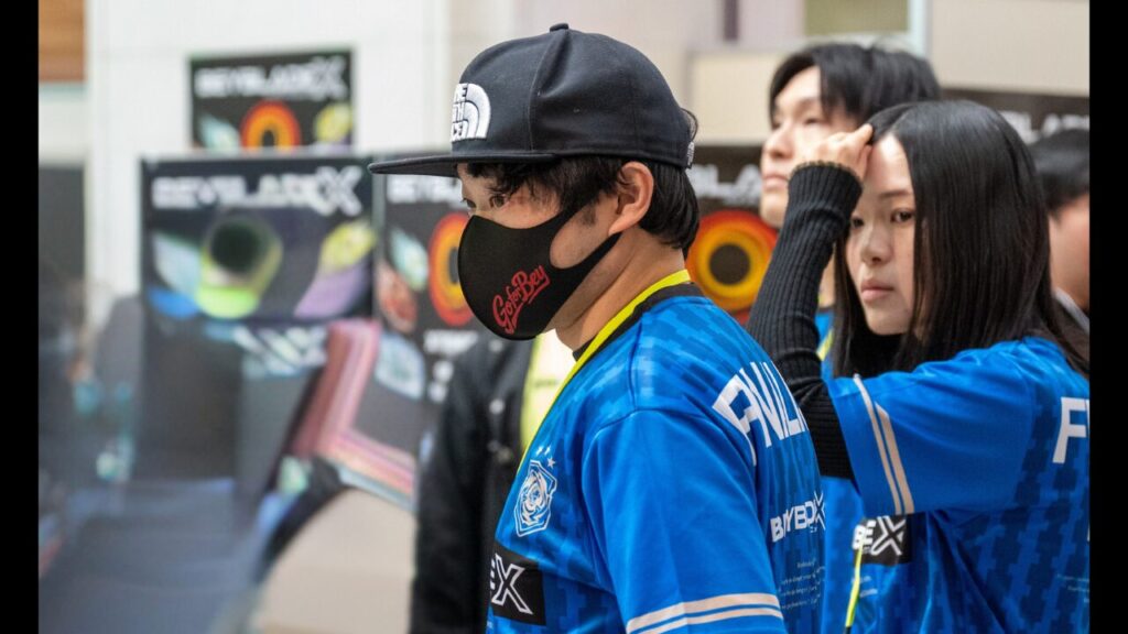 Go for Beyチームの3人が試合前に待機する様子