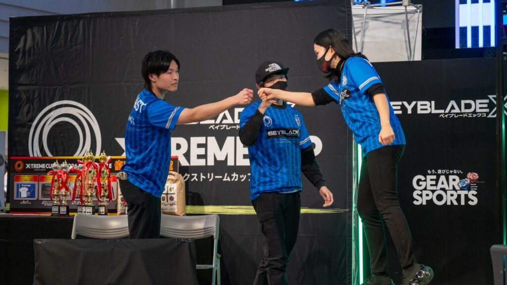 Go for Beyメンバー3人がグータッチをする様子