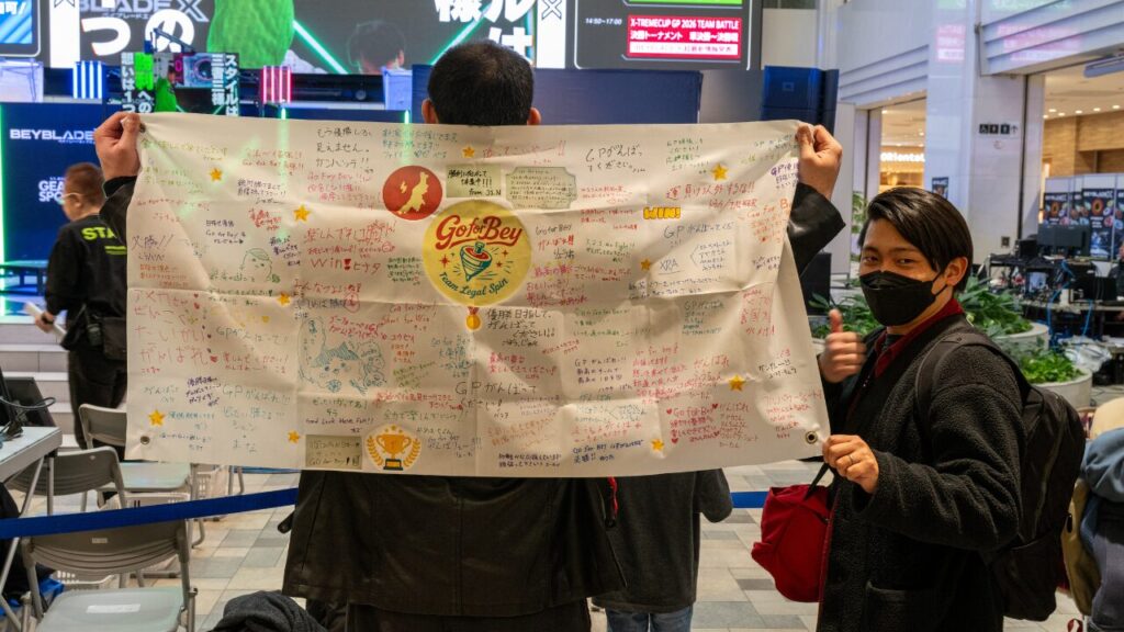 GP2026 TEAM BATTLE会場で、Go for Beyへの応援メッセージが書かれた横断幕を掲げる参加者