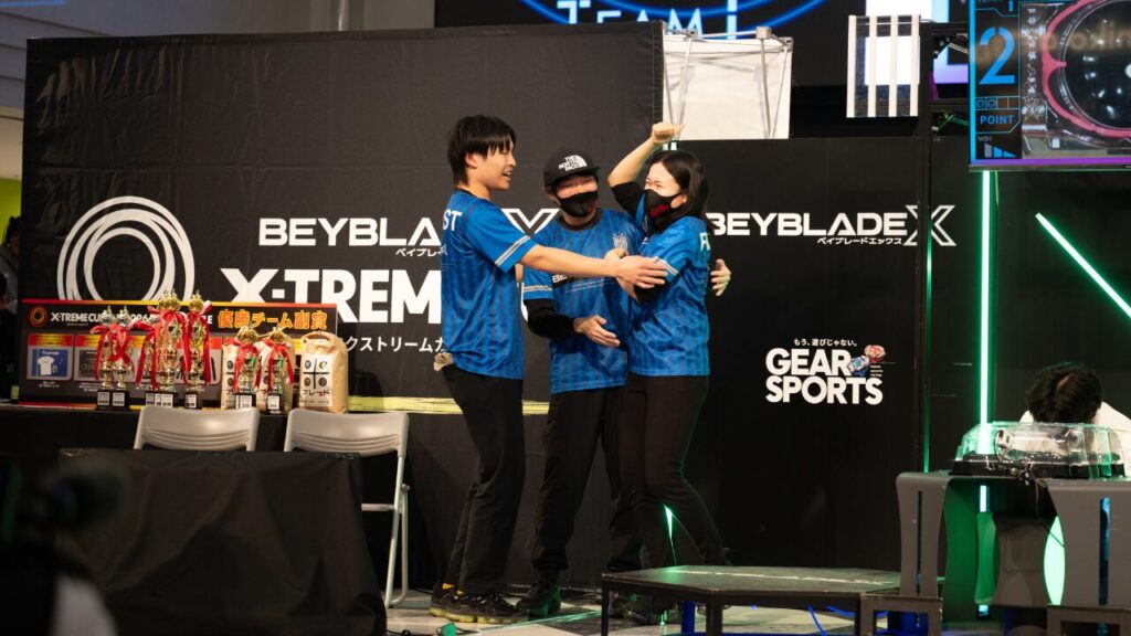 Go for Beyチームが優勝して3人で勝利を分かち合う瞬間