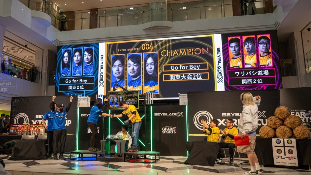 ウメダ選手が、決勝戦後、対戦相手と握手を交わす様子