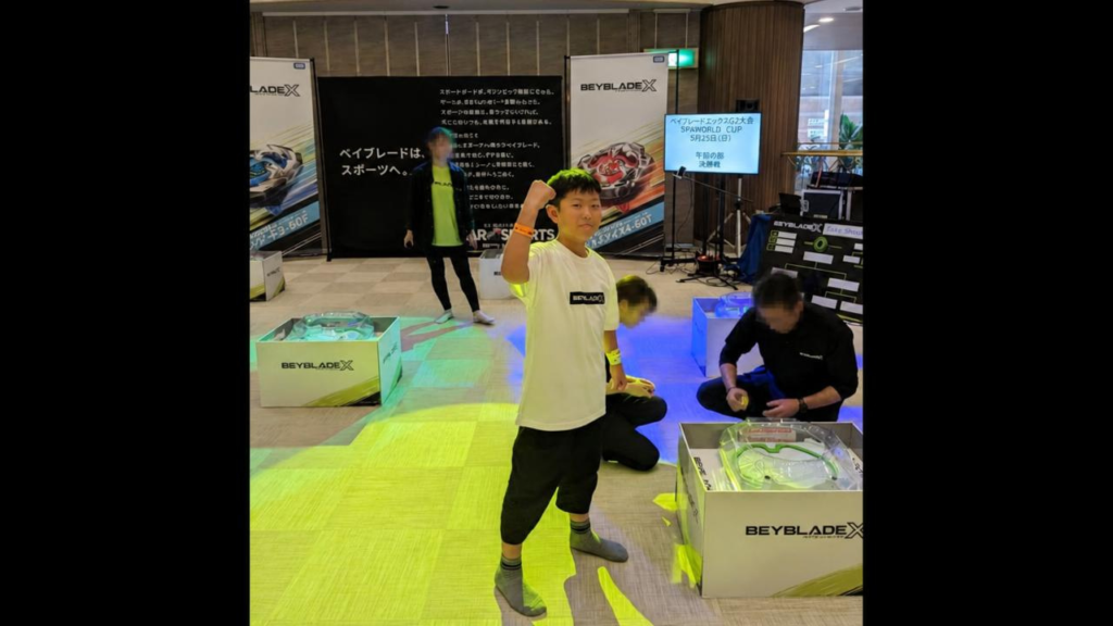 スパワールドで開催されたG2大会への遠征時に、会場でポーズをとるエイタ選手